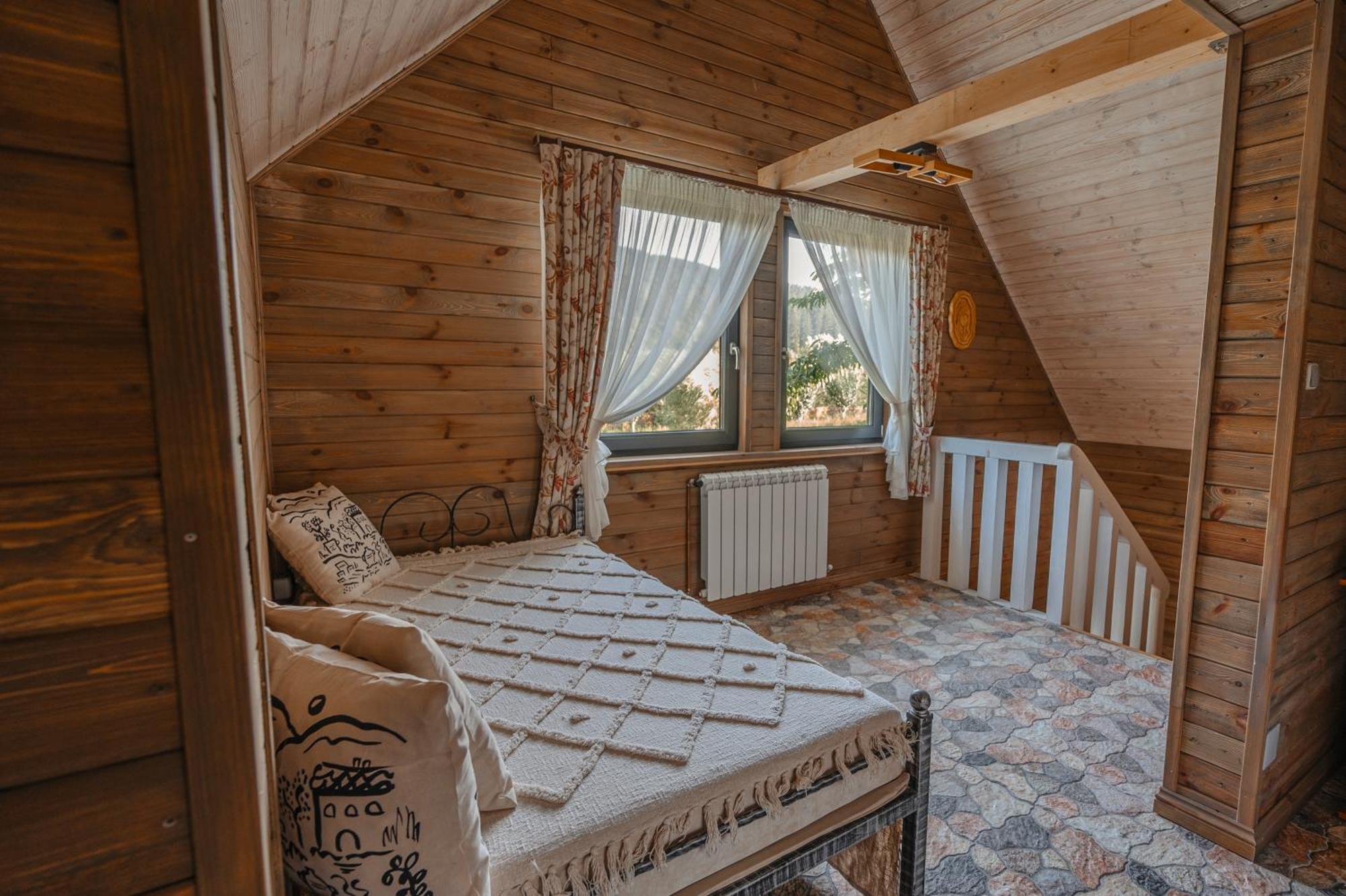 Moonlake Chalet Gainesti 外观 照片
